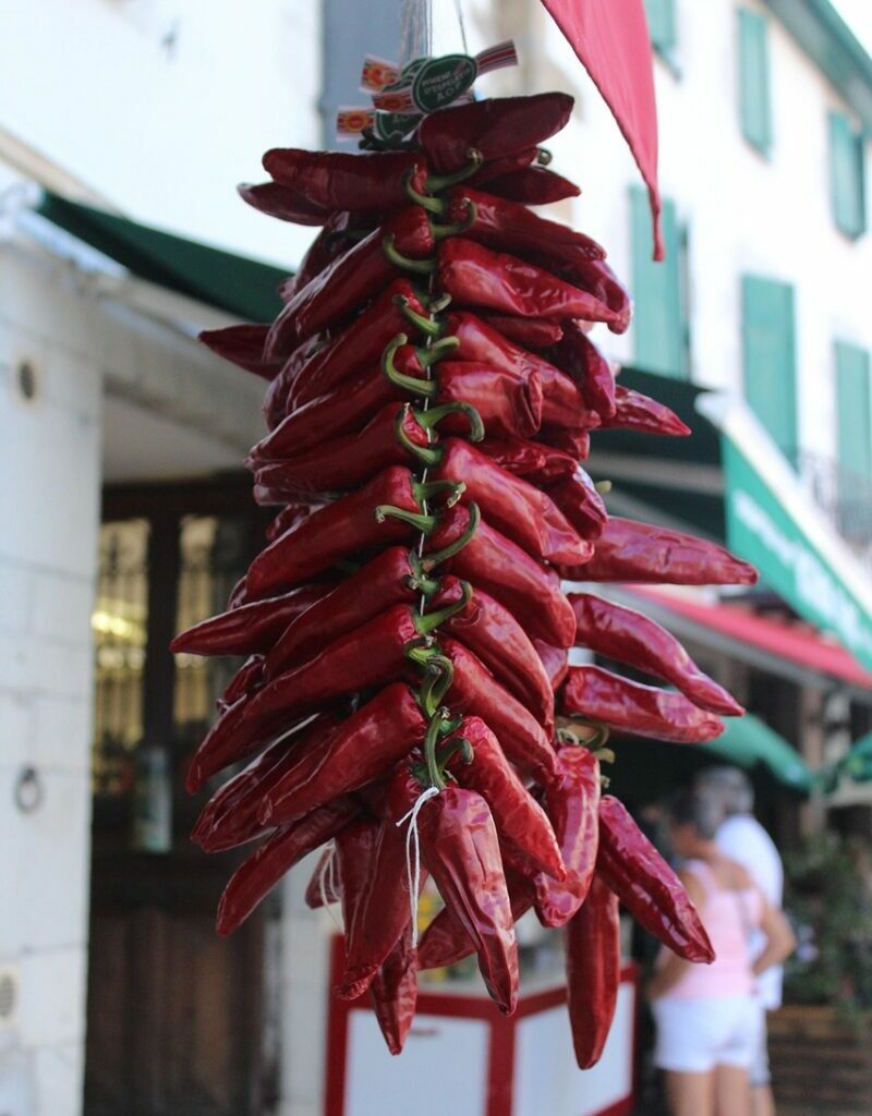 espelette, chilli pepper, cluster, tradition, pays basque, authenticity, terroir, france, tourism